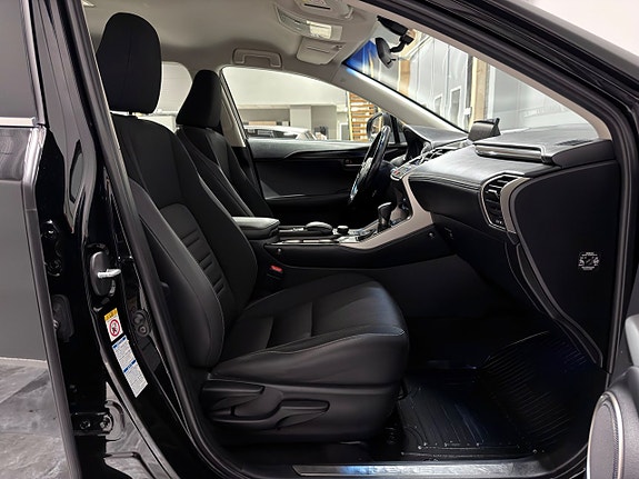 Lexus NX300h 21 of 25