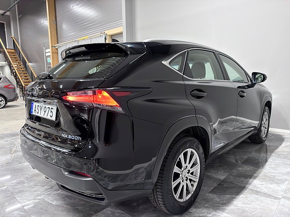 Lexus NX300h 7 of 25