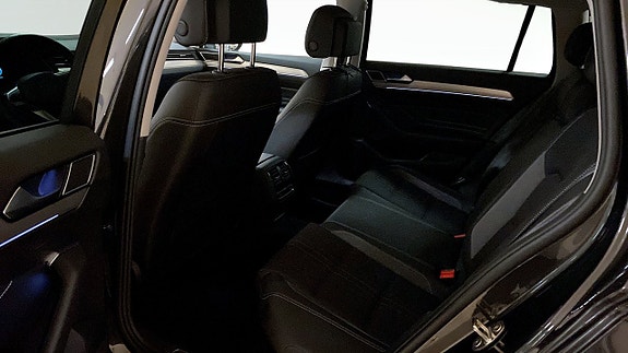Volkswagen Passat Alltrack 11 of 13