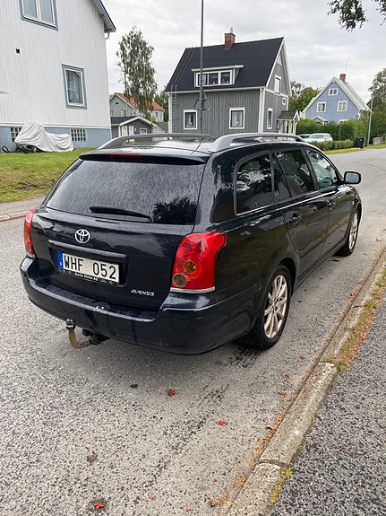 Toyota Avensis 3 of 4
