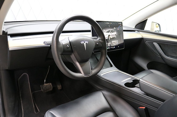 Tesla Model Y 7 of 27