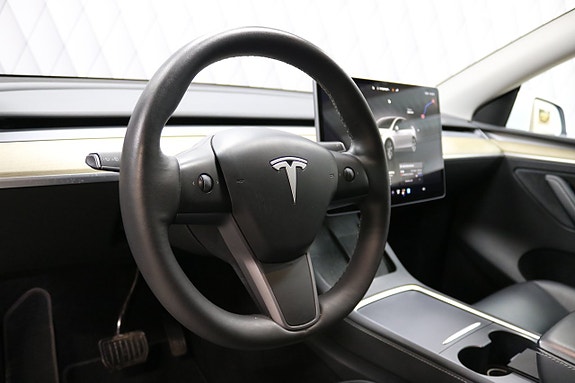 Tesla Model Y 21 of 27
