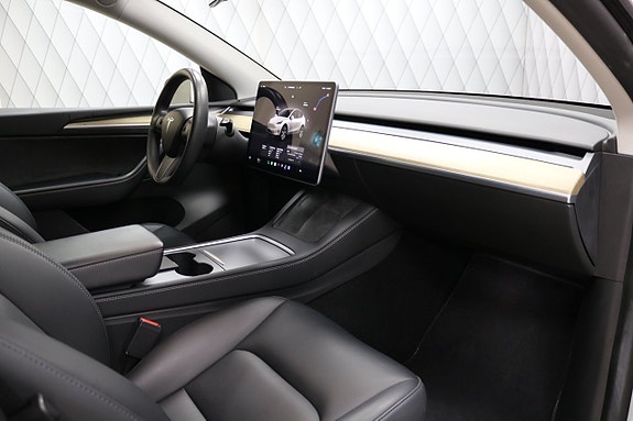 Tesla Model Y 22 of 27