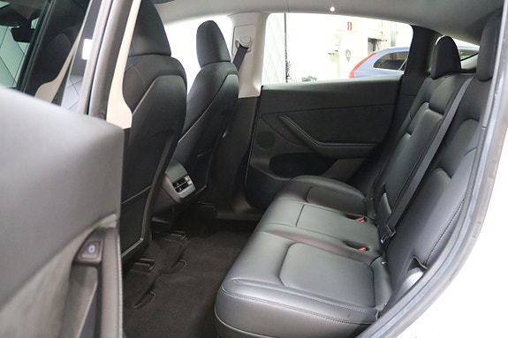 Tesla Model Y 26 of 27
