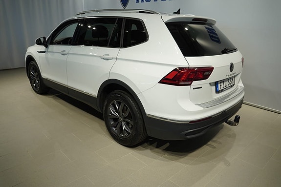 Volkswagen Tiguan Allspace 3 of 9