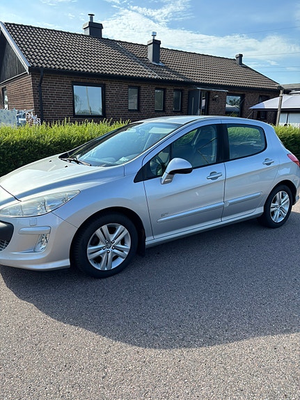 Peugeot 308 4 of 9