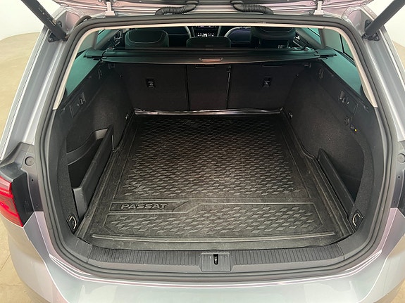 Volkswagen Passat 12 of 18