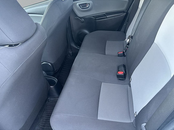 Toyota Yaris 8 of 15