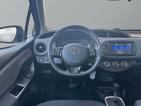 Toyota Yaris 10 of 15