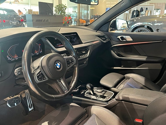 BMW 118i 8 of 16
