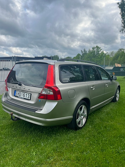 Volvo V70 2 of 9