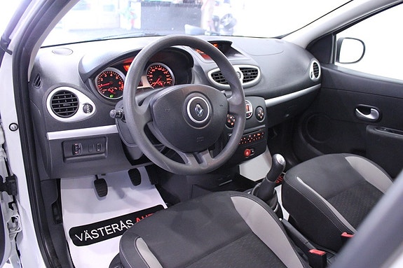 Renault Clio 15 of 26