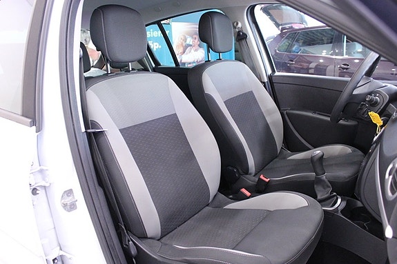 Renault Clio 22 of 26