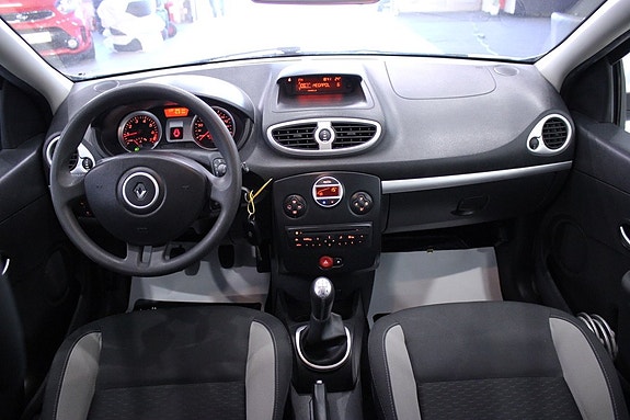 Renault Clio 18 of 26
