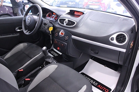 Renault Clio 19 of 26