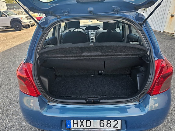 Toyota Yaris 3 of 10