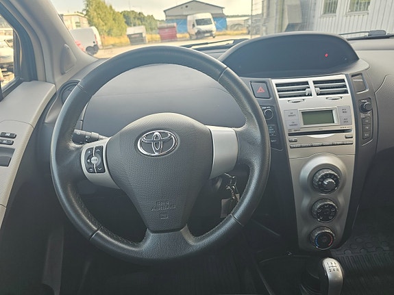 Toyota Yaris 7 of 10