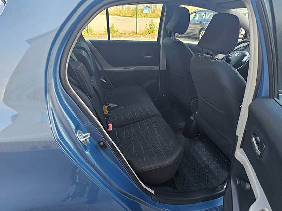 Toyota Yaris 5 of 10