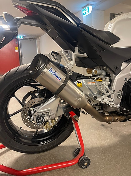 Aprilia Tuono V4 R 6 of 8