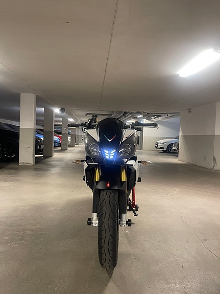 Aprilia Tuono V4 R 4 of 8