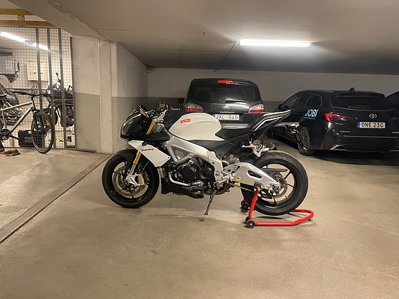Aprilia Tuono V4 R 3 of 8