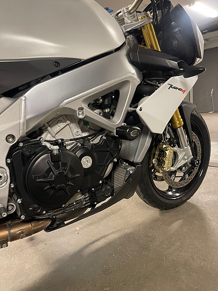 Aprilia Tuono V4 R 5 of 8