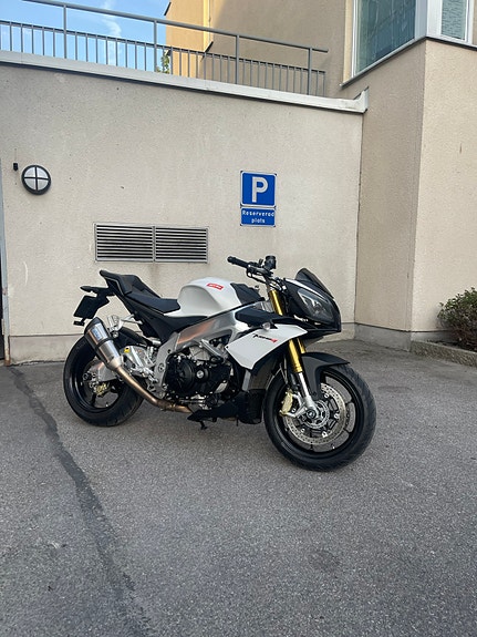 Aprilia Tuono V4 R 2 of 8