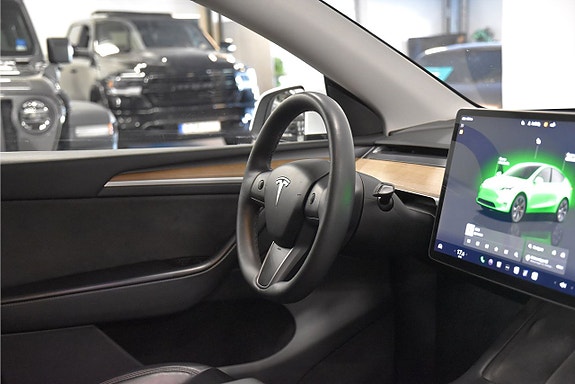 Tesla Model Y 8 of 24