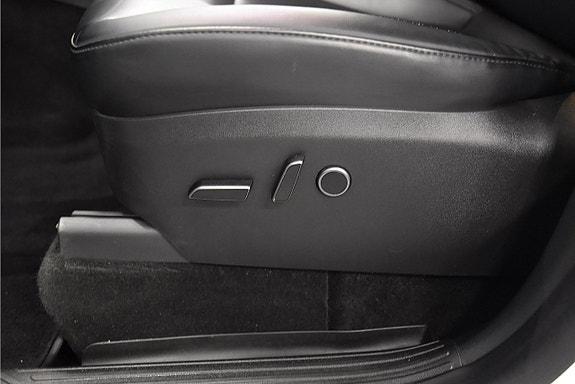 Tesla Model Y 16 of 24