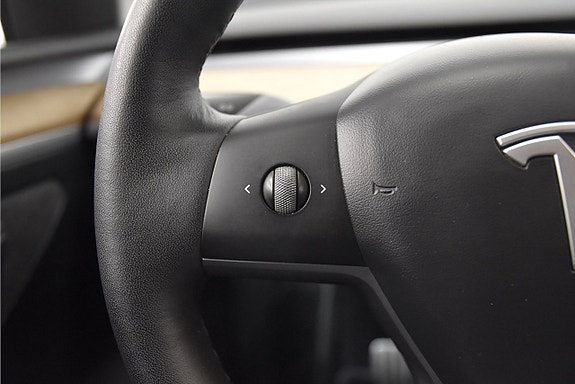 Tesla Model Y 10 of 24