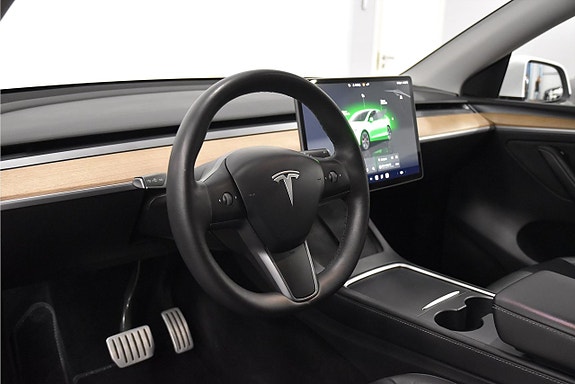Tesla Model Y 9 of 24