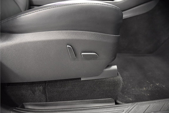 Tesla Model Y 15 of 24