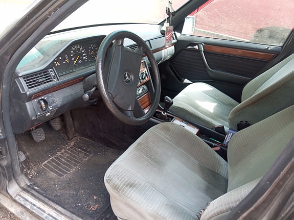 Mercedes-Benz 250 D 3 of 3