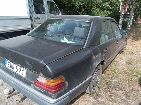 Mercedes-Benz 250 D 2 of 3
