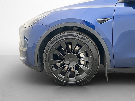 Tesla Model Y 29 of 30