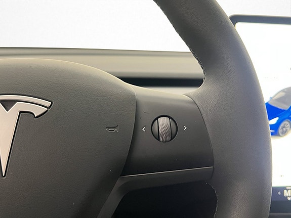 Tesla Model Y 23 of 30