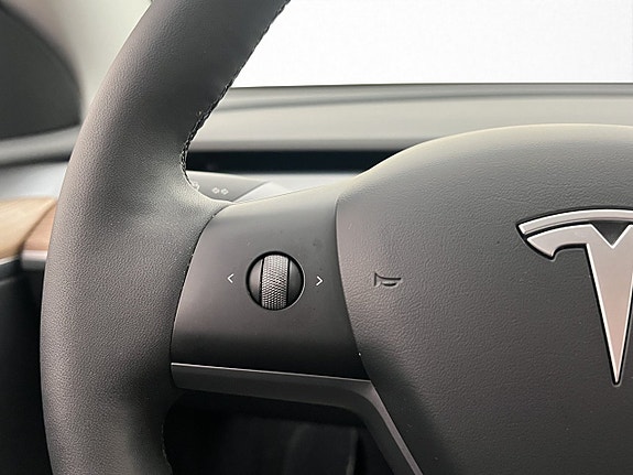 Tesla Model Y 22 of 30