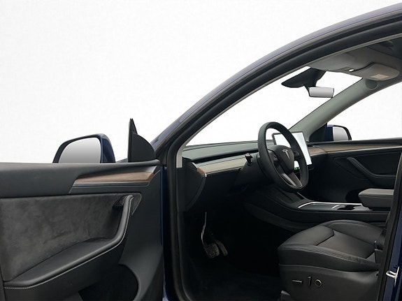 Tesla Model Y 10 of 30