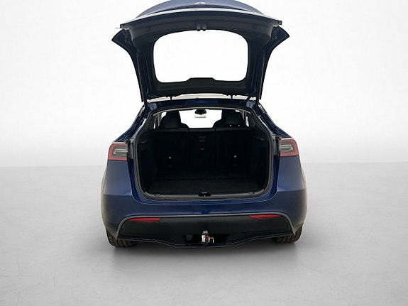 Tesla Model Y 28 of 30