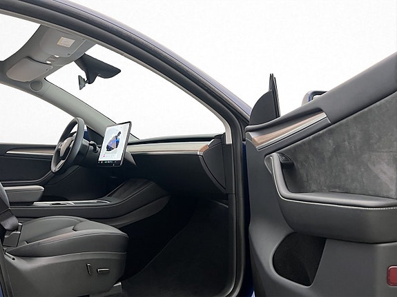 Tesla Model Y 25 of 30