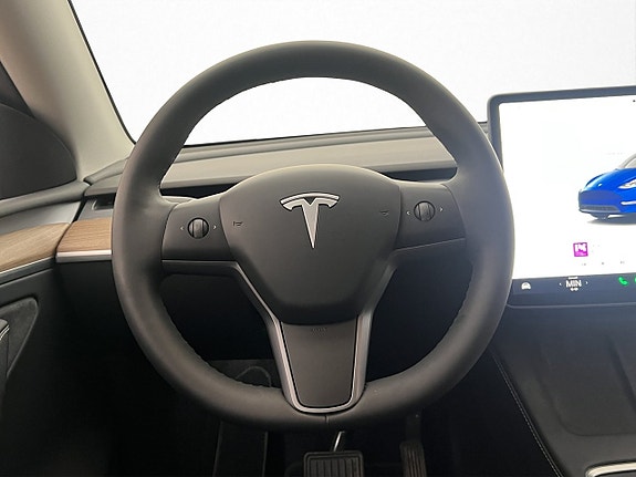 Tesla Model Y 14 of 30
