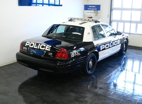 Ford Crown Victoria 2 of 26