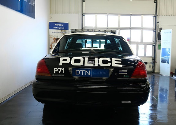 Ford Crown Victoria 4 of 26