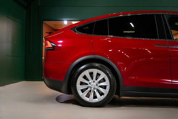 Tesla Model X 8 of 23