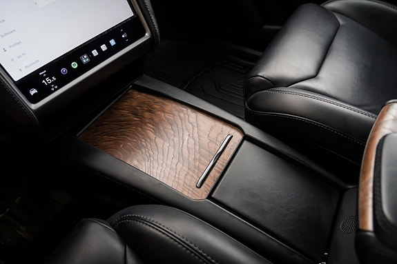 Tesla Model X 17 of 23