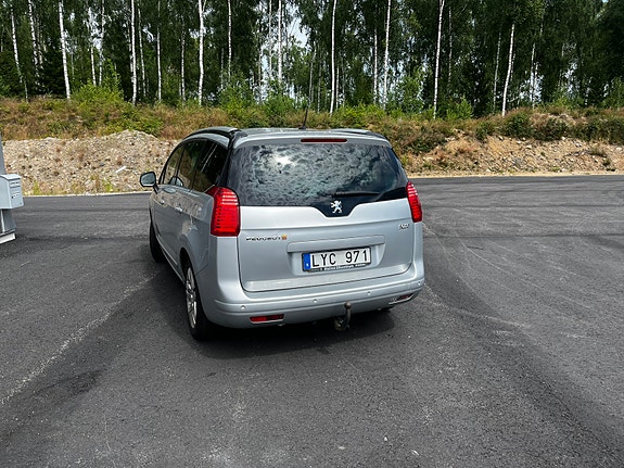 Peugeot 5008 2 of 3