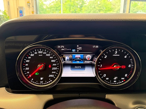 Mercedes-Benz E200 27 of 30