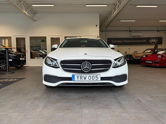 Mercedes-Benz E200 2 of 30