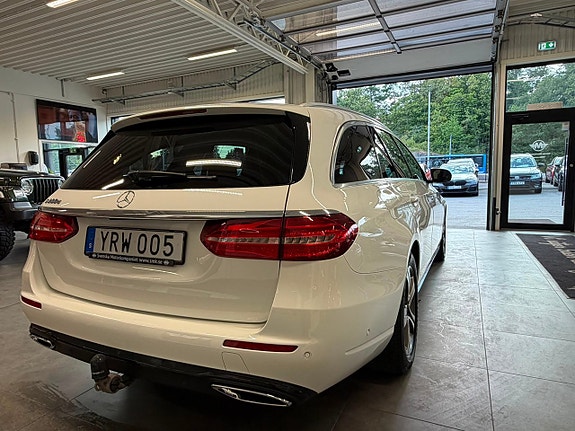 Mercedes-Benz E200 14 of 30