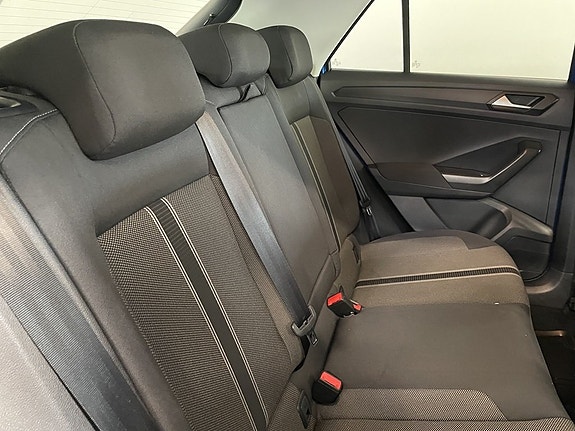 Volkswagen T-Roc 13 of 23